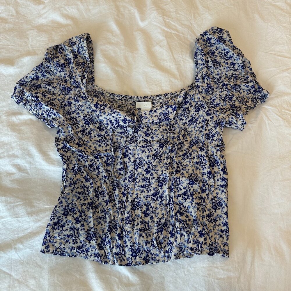 H&M blue and white floral smocked back, puff ruffle sleeve, square neck line